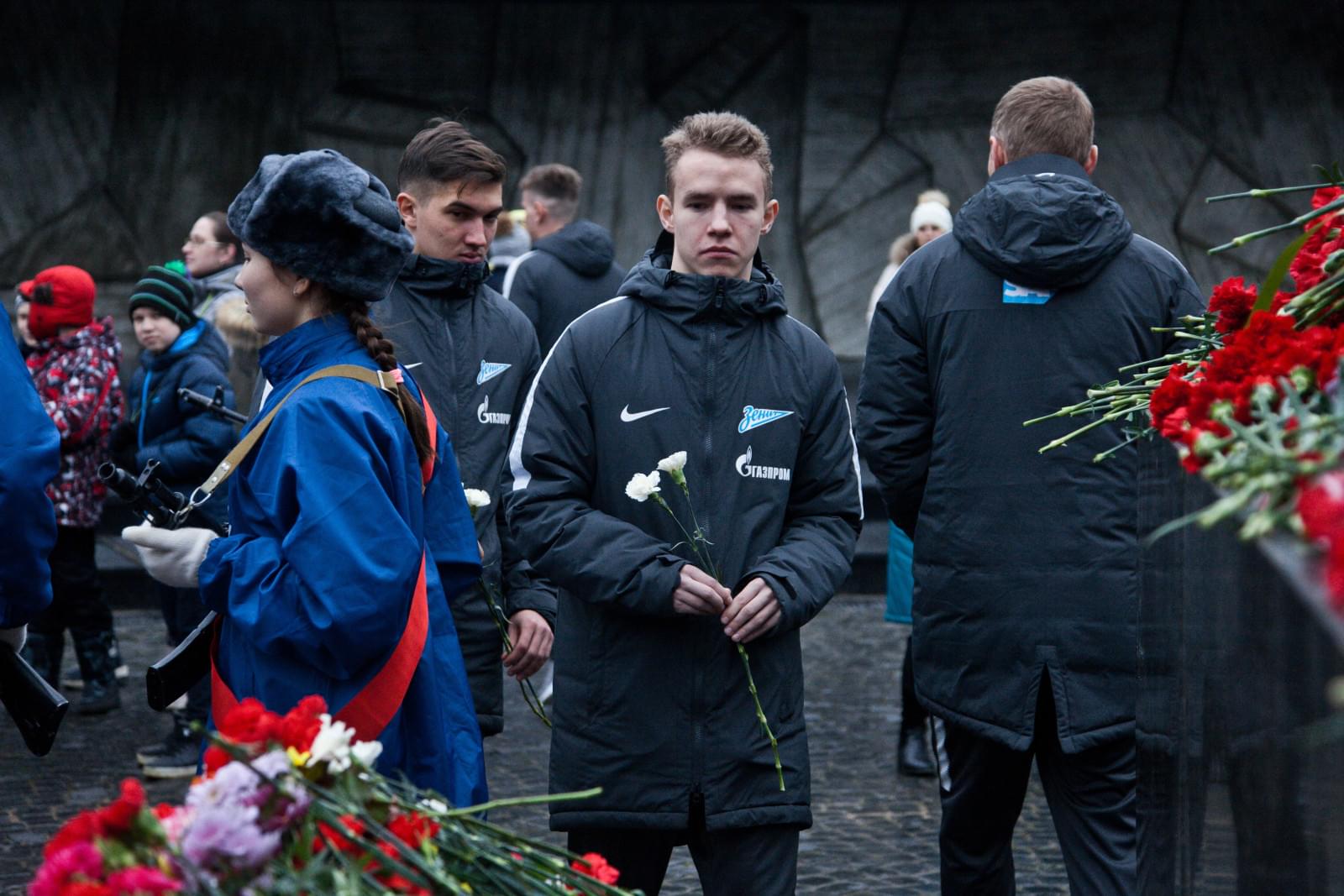«Зенит»-2 возлагает цветы к Монументу героическим защитникам Ленинграда