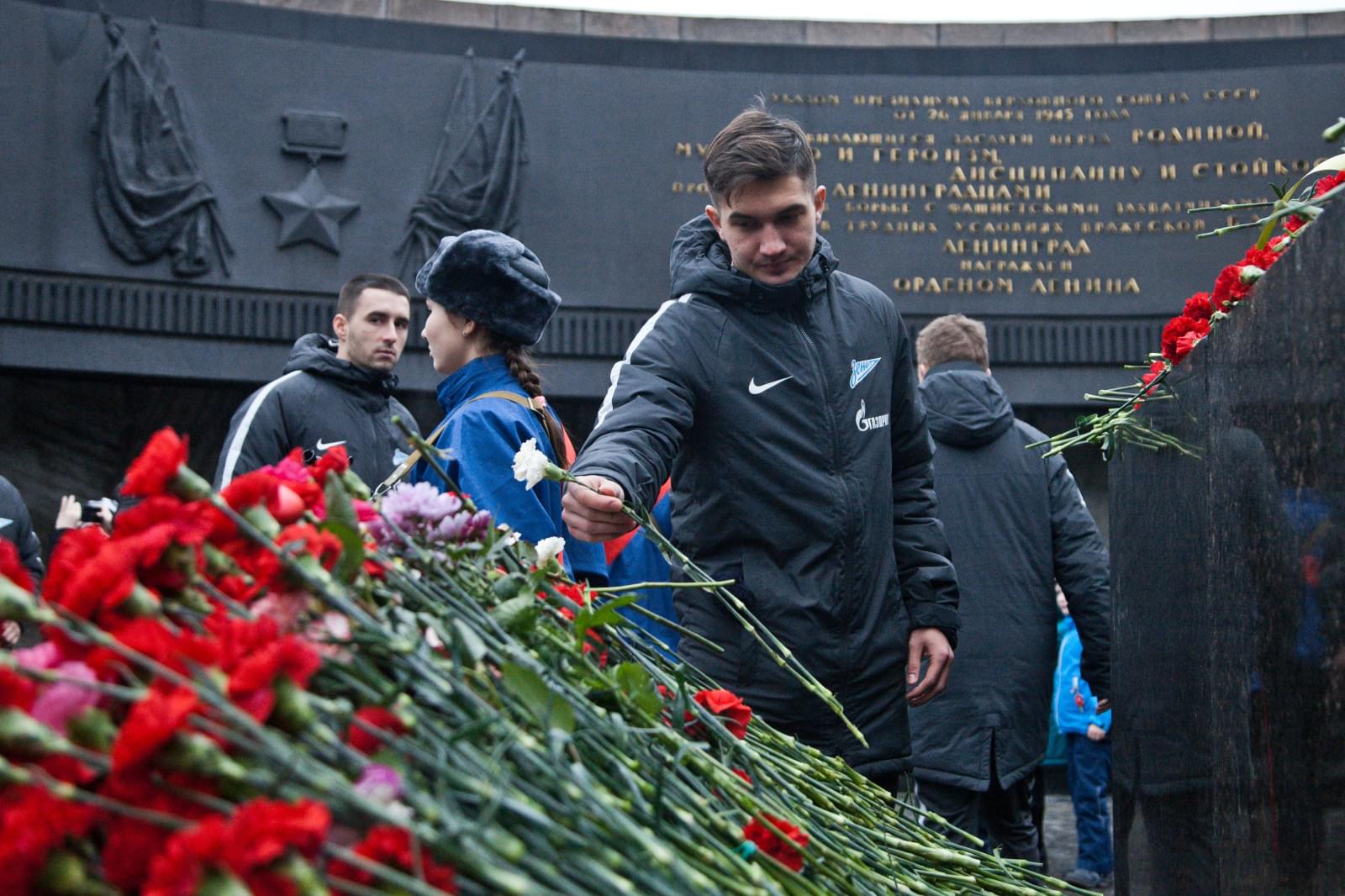 «Зенит»-2 возлагает цветы к Монументу героическим защитникам Ленинграда