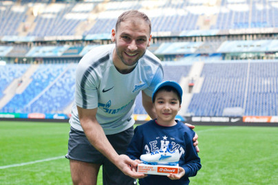 Юный болельщик Мирослав Ахмедов вручает награду «G-Drive. Лучший игрок» футболистам  «Зенита»