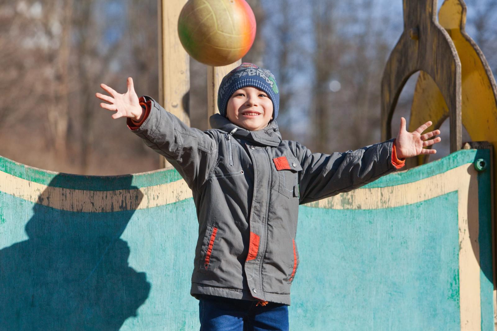 Юный болельщик Мирослав Ахмедов вручает награду «G-Drive. Лучший игрок» футболистам  «Зенита»