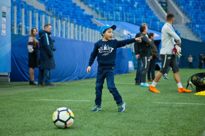 Юный болельщик Мирослав Ахмедов вручает награду «G-Drive. Лучший игрок» футболистам  «Зенита»