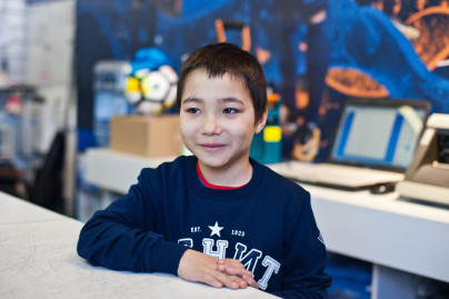 Юный болельщик Мирослав Ахмедов вручает награду «G-Drive. Лучший игрок» футболистам  «Зенита»