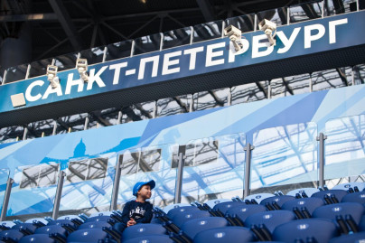 Юный болельщик Мирослав Ахмедов вручает награду «G-Drive. Лучший игрок» футболистам  «Зенита»