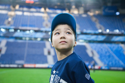 Юный болельщик Мирослав Ахмедов вручает награду «G-Drive. Лучший игрок» футболистам  «Зенита»