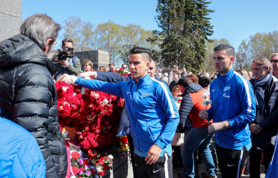 «Зенит» на Пискаревском мемориале