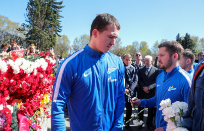 «Зенит» на Пискаревском мемориале