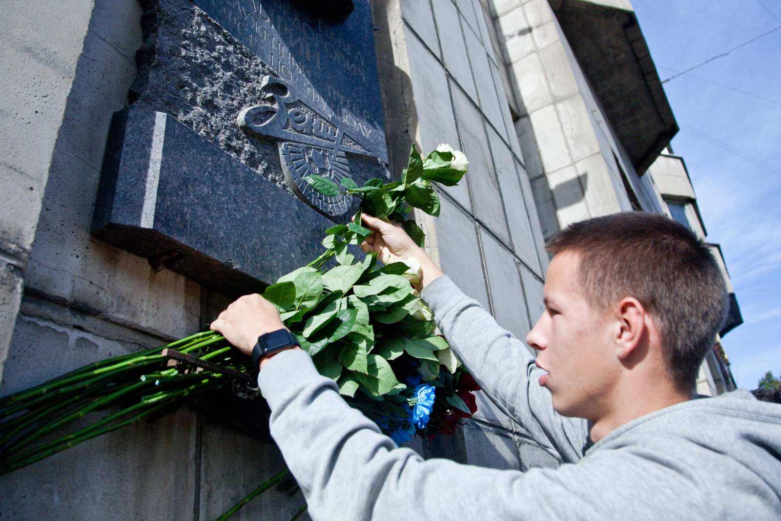 Воспитанники Академии «Зенита» возложили цветы к мемориальной доске Павла Садырина