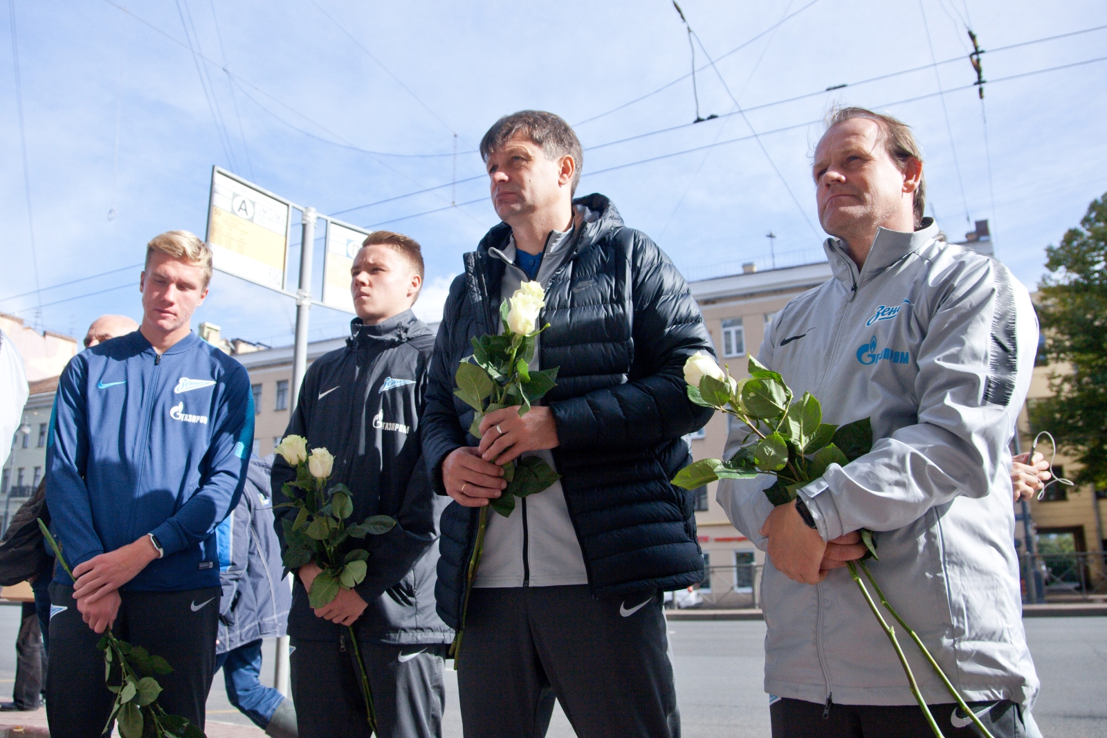 Воспитанники Академии «Зенита» возложили цветы к мемориальной доске Павла Садырина