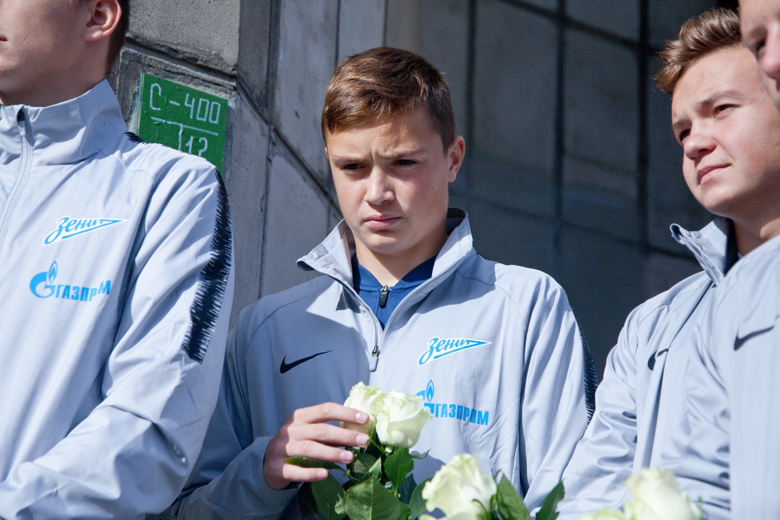 Воспитанники Академии «Зенита» возложили цветы к мемориальной доске Павла Садырина