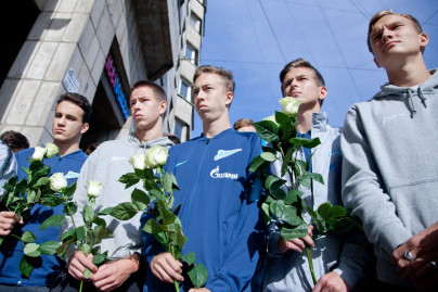 Воспитанники Академии «Зенита» возложили цветы к мемориальной доске Павла Садырина