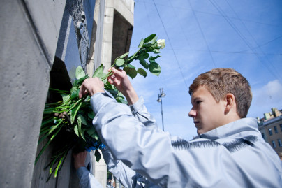 Воспитанники Академии «Зенита» возложили цветы к мемориальной доске Павла Садырина