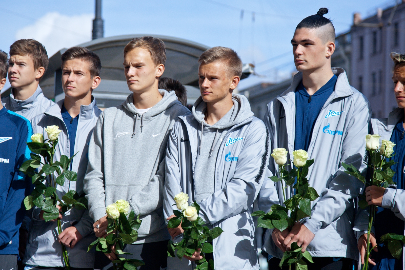 Воспитанники Академии «Зенита» возложили цветы к мемориальной доске Павла Садырина