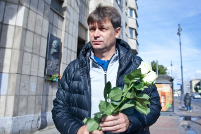 Воспитанники Академии «Зенита» возложили цветы к мемориальной доске Павла Садырина