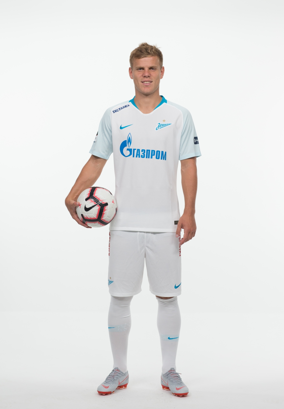 Фотосессия футболистов и тренеров основного состава ФК «Зенит» сезона 2018/19