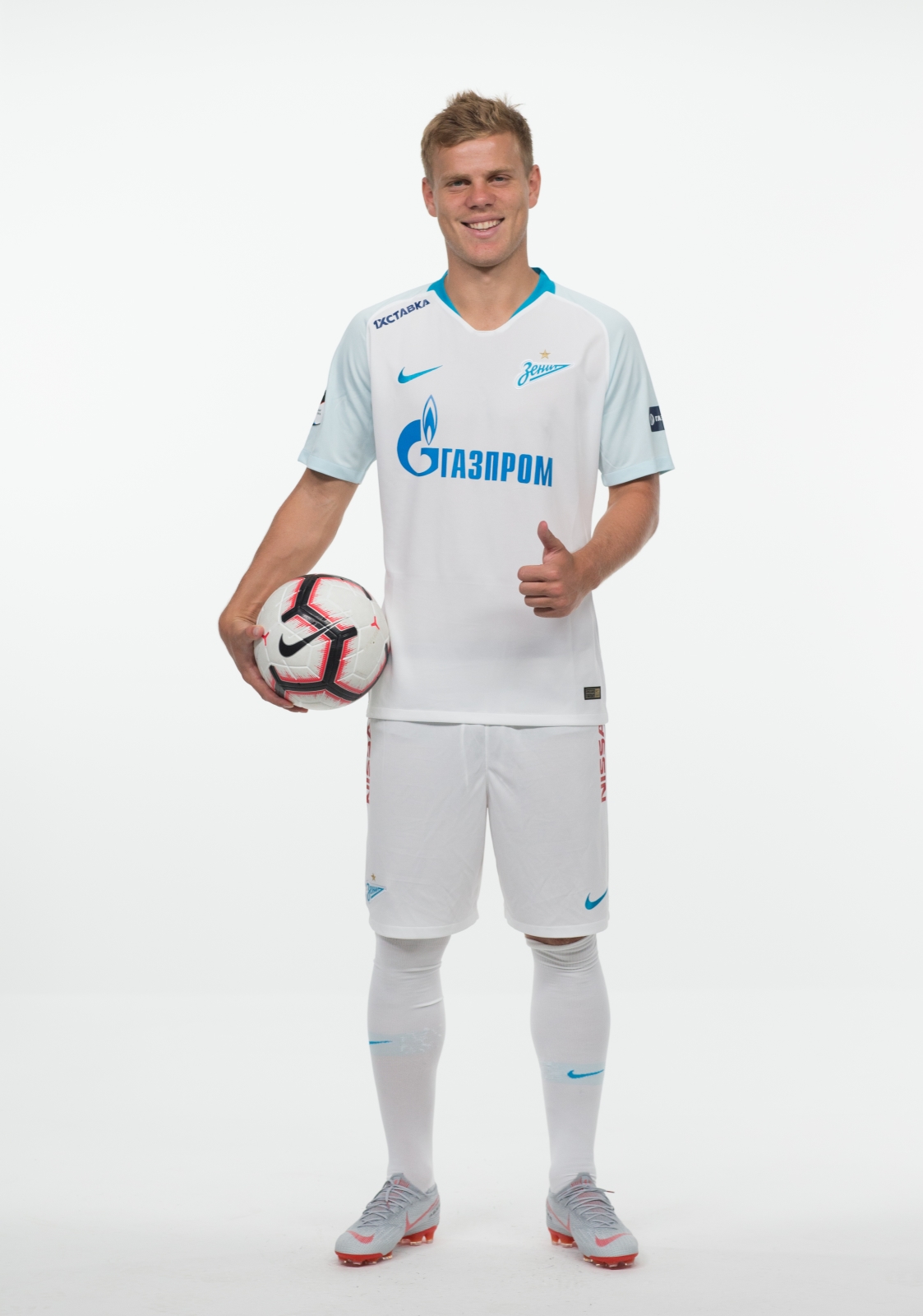 Фотосессия футболистов и тренеров основного состава ФК «Зенит» сезона 2018/19