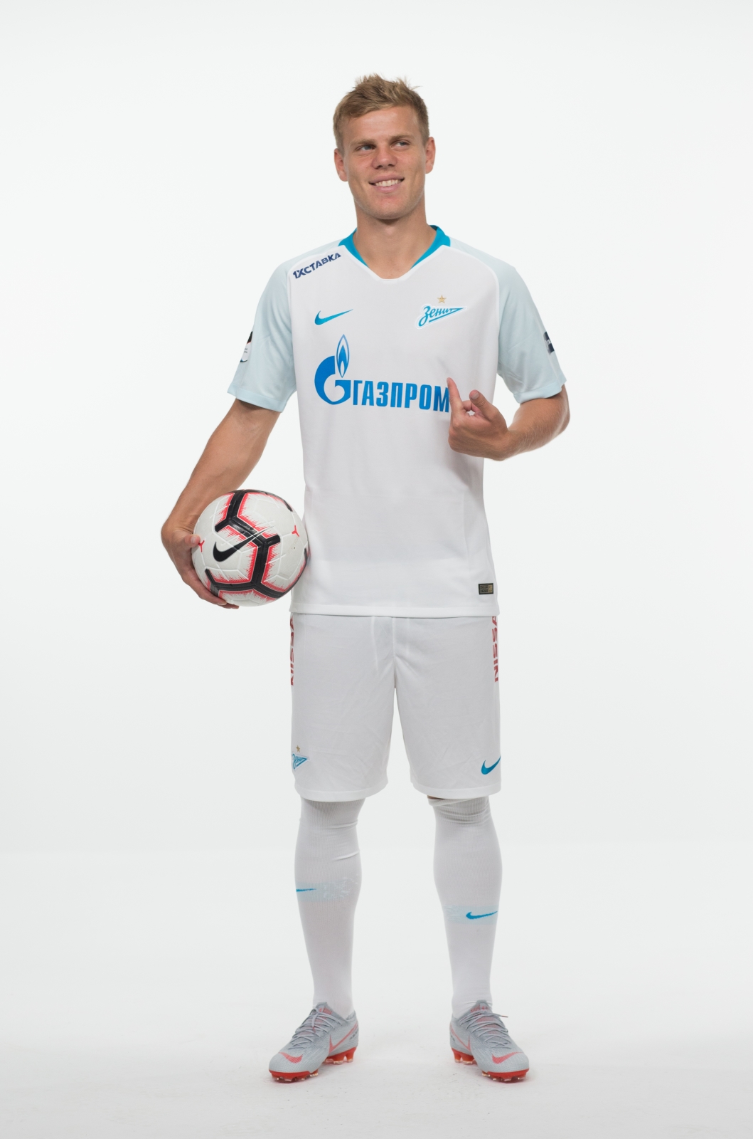 Фотосессия футболистов и тренеров основного состава ФК «Зенит» сезона 2018/19