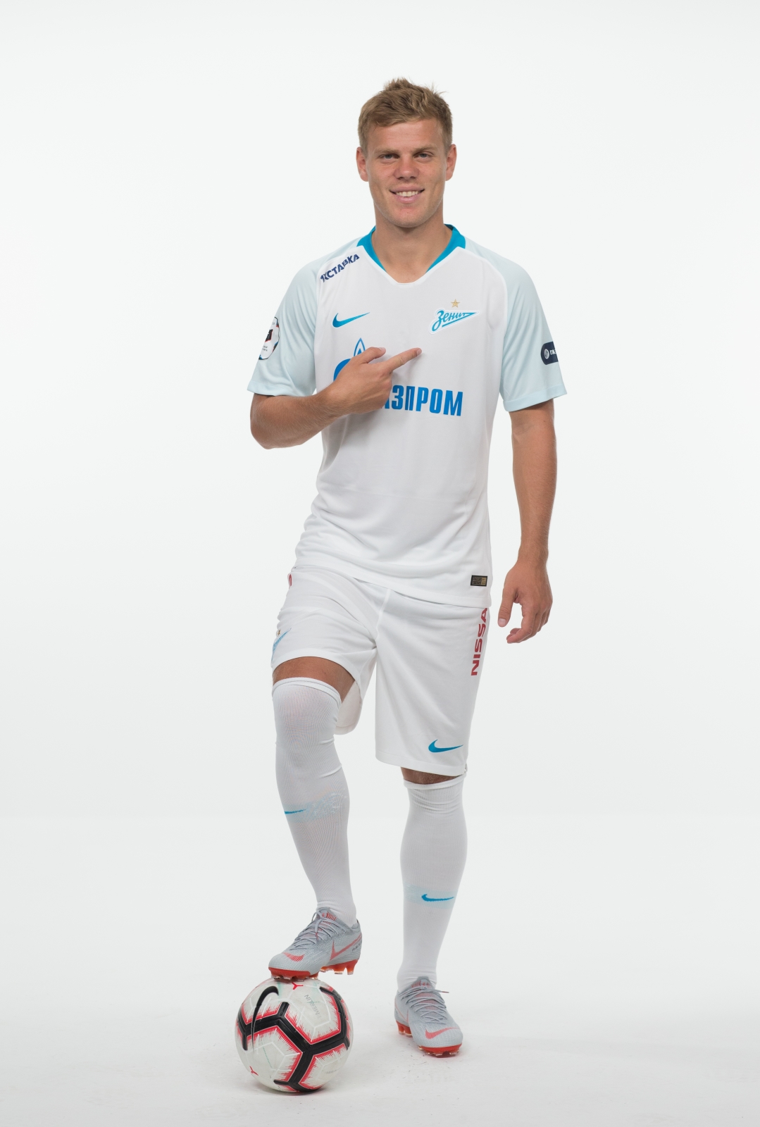 Фотосессия футболистов и тренеров основного состава ФК «Зенит» сезона 2018/19