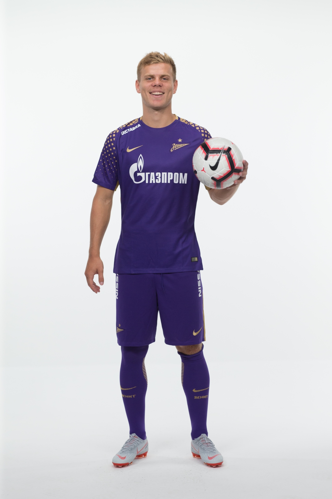 Фотосессия футболистов и тренеров основного состава ФК «Зенит» сезона 2018/19