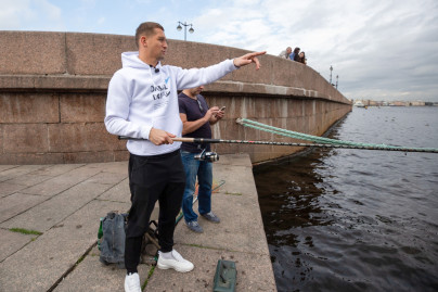 «Давай-давай!»: Михаил Кержаков стал уличным рыбаком и поймал плотву