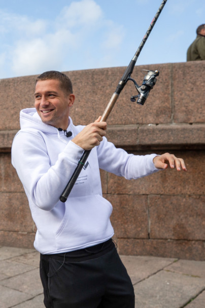 «Давай-давай!»: Михаил Кержаков стал уличным рыбаком и поймал плотву