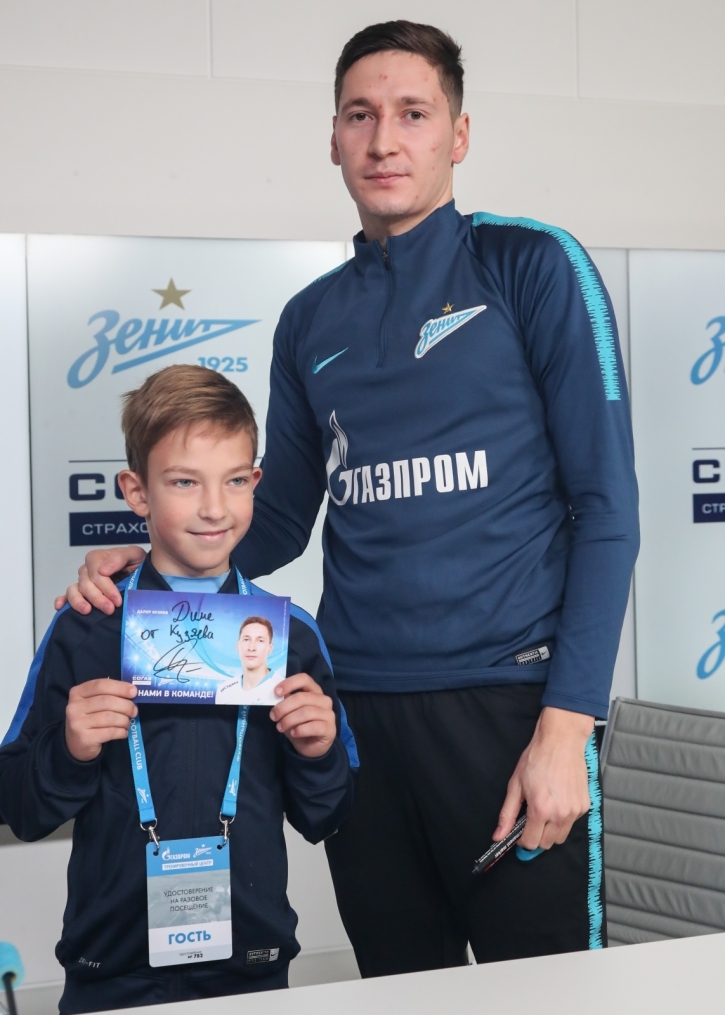 Автограф-сессия Далера Кузяева, полузащитника ФК «Зенит»