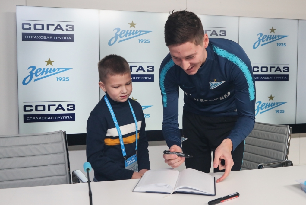 Автограф-сессия Далера Кузяева, полузащитника ФК «Зенит»