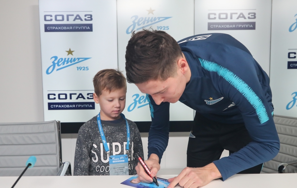 Автограф-сессия Далера Кузяева, полузащитника ФК «Зенит»
