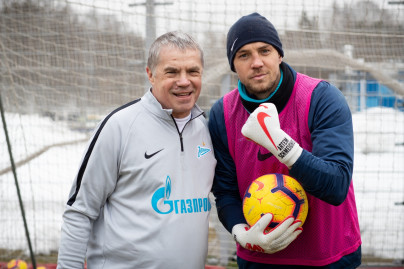Медведев против Дзюбы: серия пенальти в «Газпром»-тренировочном центре