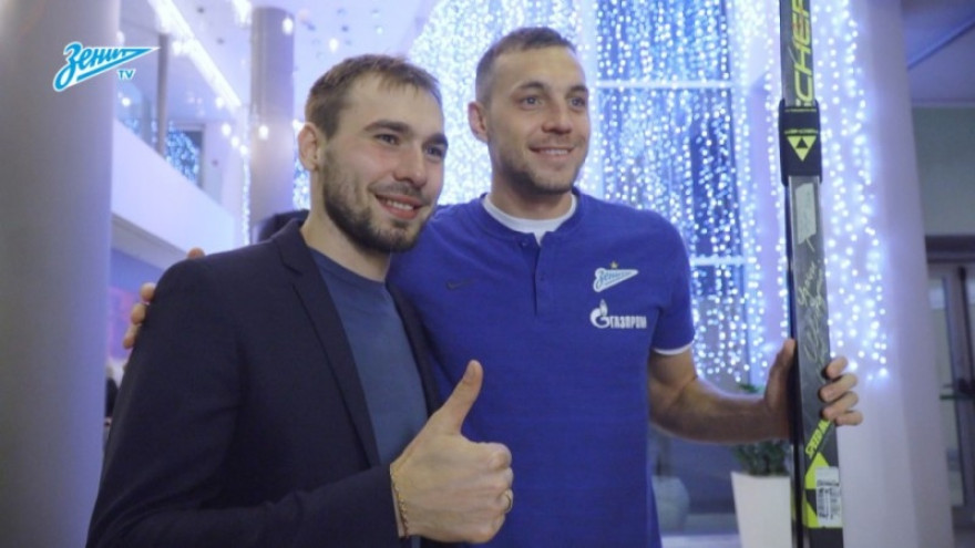 Антон Шипулин подарил лыжи Артему Дзюбе