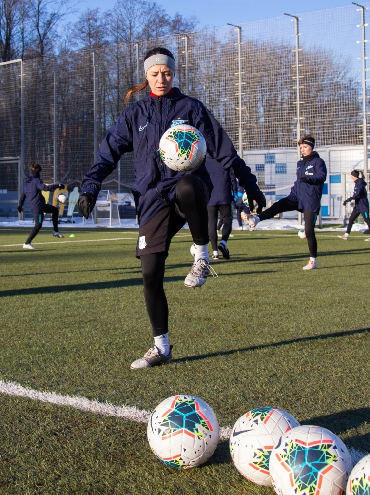 Тренировка женской футбольной команды «Зенит» в Удельном парке