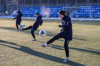 Тренировка женской футбольной команды «Зенит» в Удельном парке