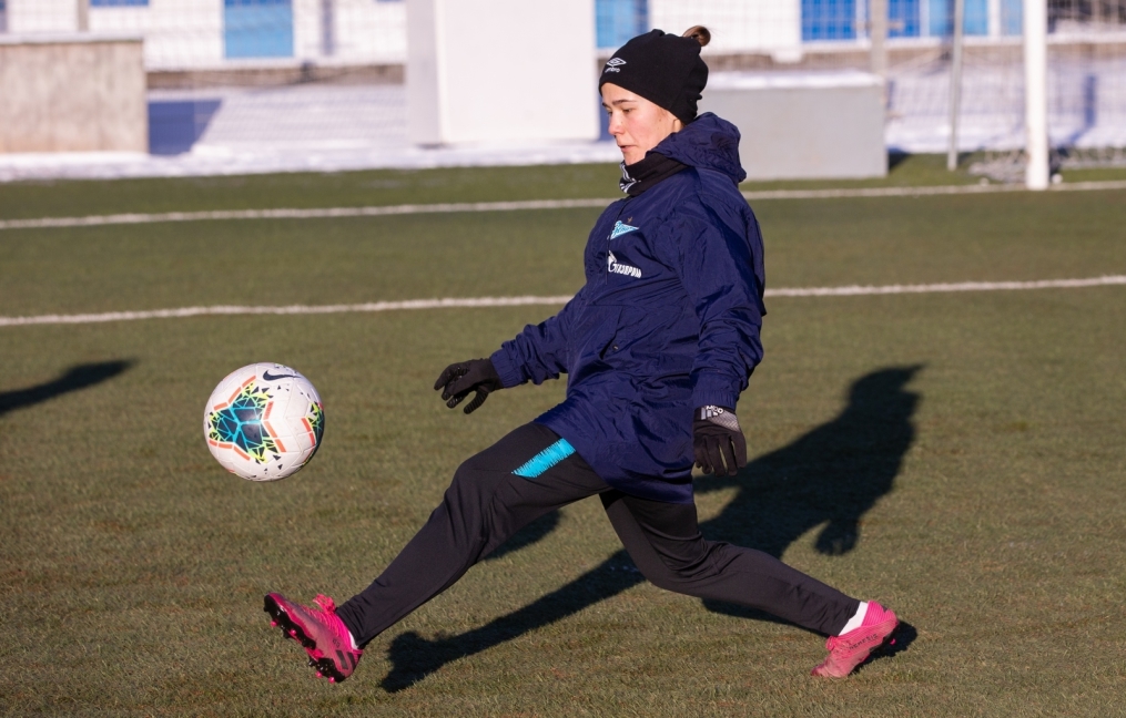 Тренировка женской футбольной команды «Зенит» в Удельном парке