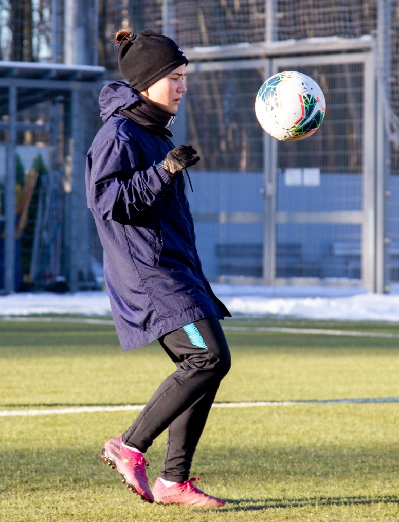 Тренировка женской футбольной команды «Зенит» в Удельном парке