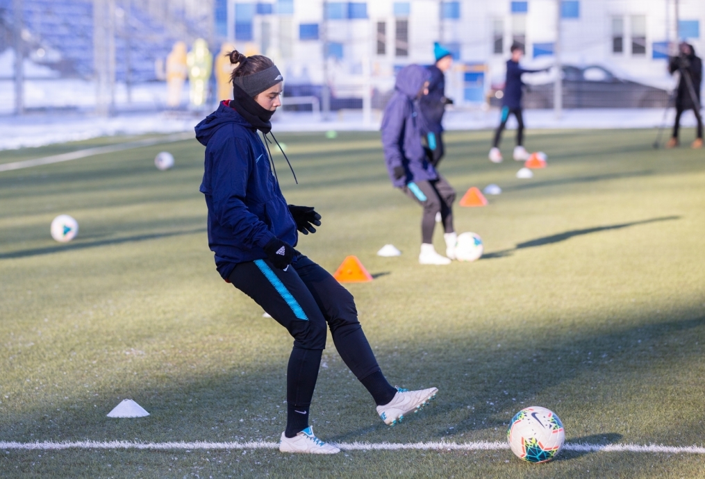 Тренировка женской футбольной команды «Зенит» в Удельном парке