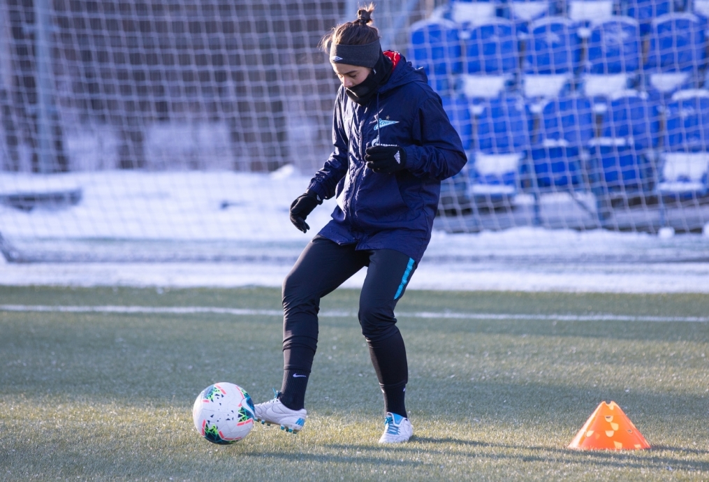 Тренировка женской футбольной команды «Зенит» в Удельном парке
