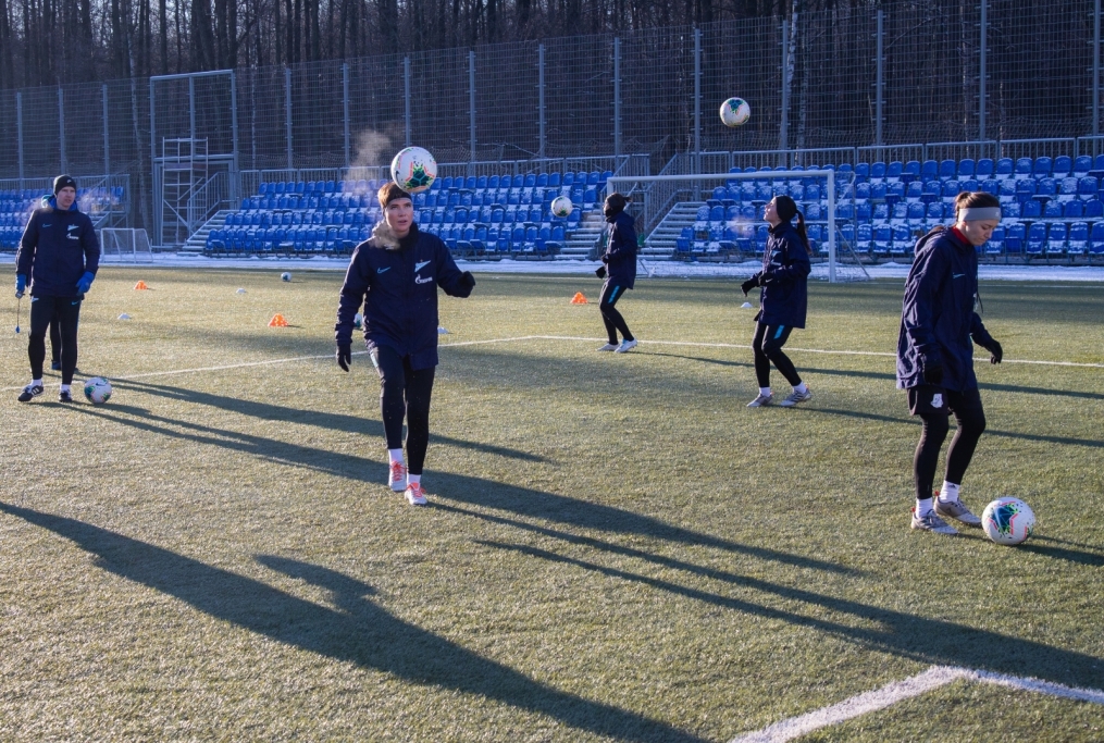 Тренировка женской футбольной команды «Зенит» в Удельном парке