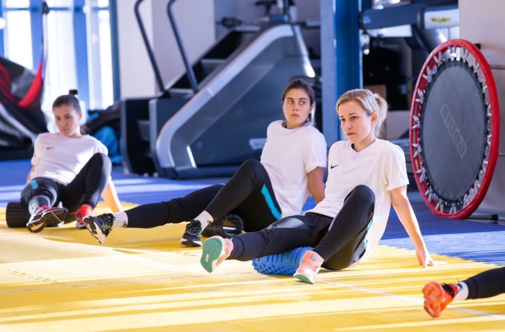 Тренировка женской футбольной команды «Зенит» в Удельном парке