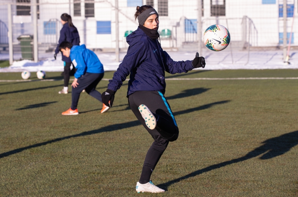 Тренировка женской футбольной команды «Зенит» в Удельном парке