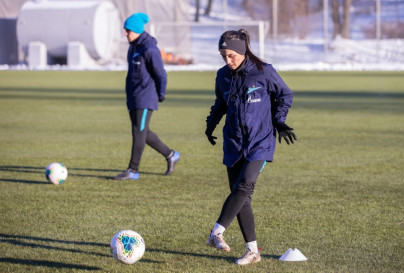 Тренировка женской футбольной команды «Зенит» в Удельном парке