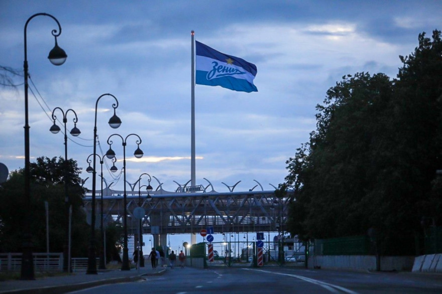 Флаг в сине-бело-голубых цветах «Зенита» поднят на самом высоком флагштоке Европы
