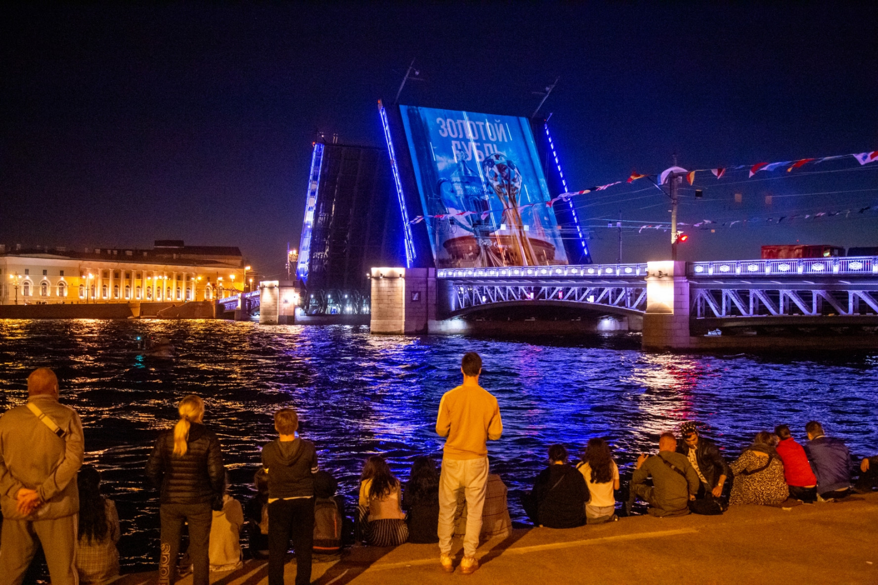 Шоу в санкт петербурге. Развод дворцового моста в Санкт-Петербурге 2021. Зенит Дворцовый мост 2020. Дворцовый мост в Санкт-Петербурге 2020 Санкт-Петербург. Дворцовый мост в Санкт-Петербурге развод.