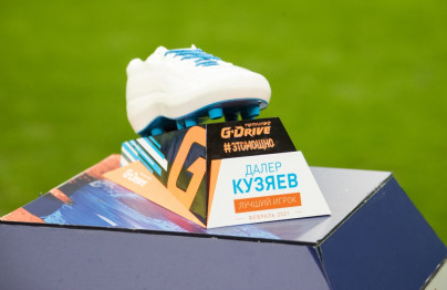 Вручение Кузяеву бутсы «G-Drive. Лучший игрок февраля»