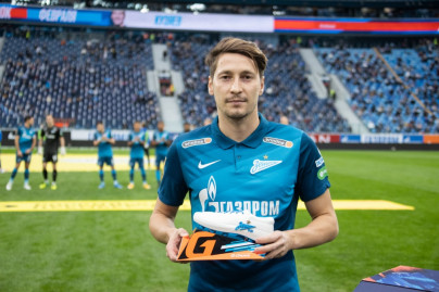 Вручение Кузяеву бутсы «G-Drive. Лучший игрок февраля»