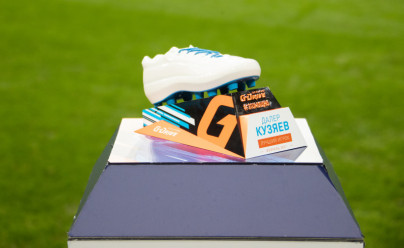 Вручение Кузяеву бутсы «G-Drive. Лучший игрок февраля»