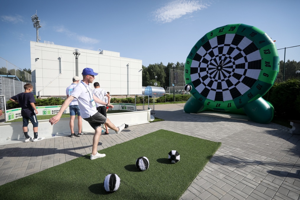 «Фан-Променад» на стадионе «Смена» перед матчем женской команды