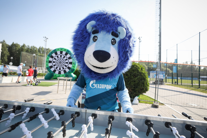 «Фан-Променад» на стадионе «Смена» перед матчем женской команды