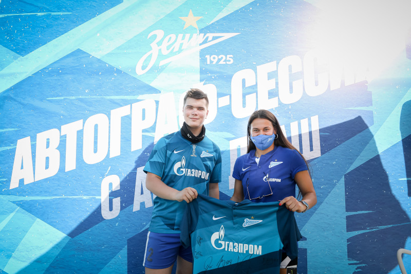 «Фан-Променад» на стадионе «Смена» перед матчем женской команды