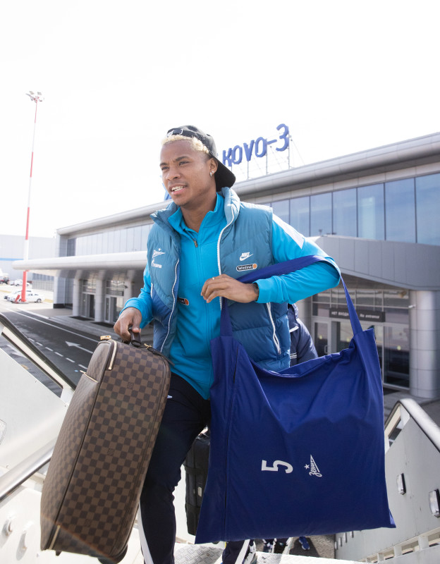 Команда «Зенит» в «Пулково» перед вылетом на матч с «Краснодаром»