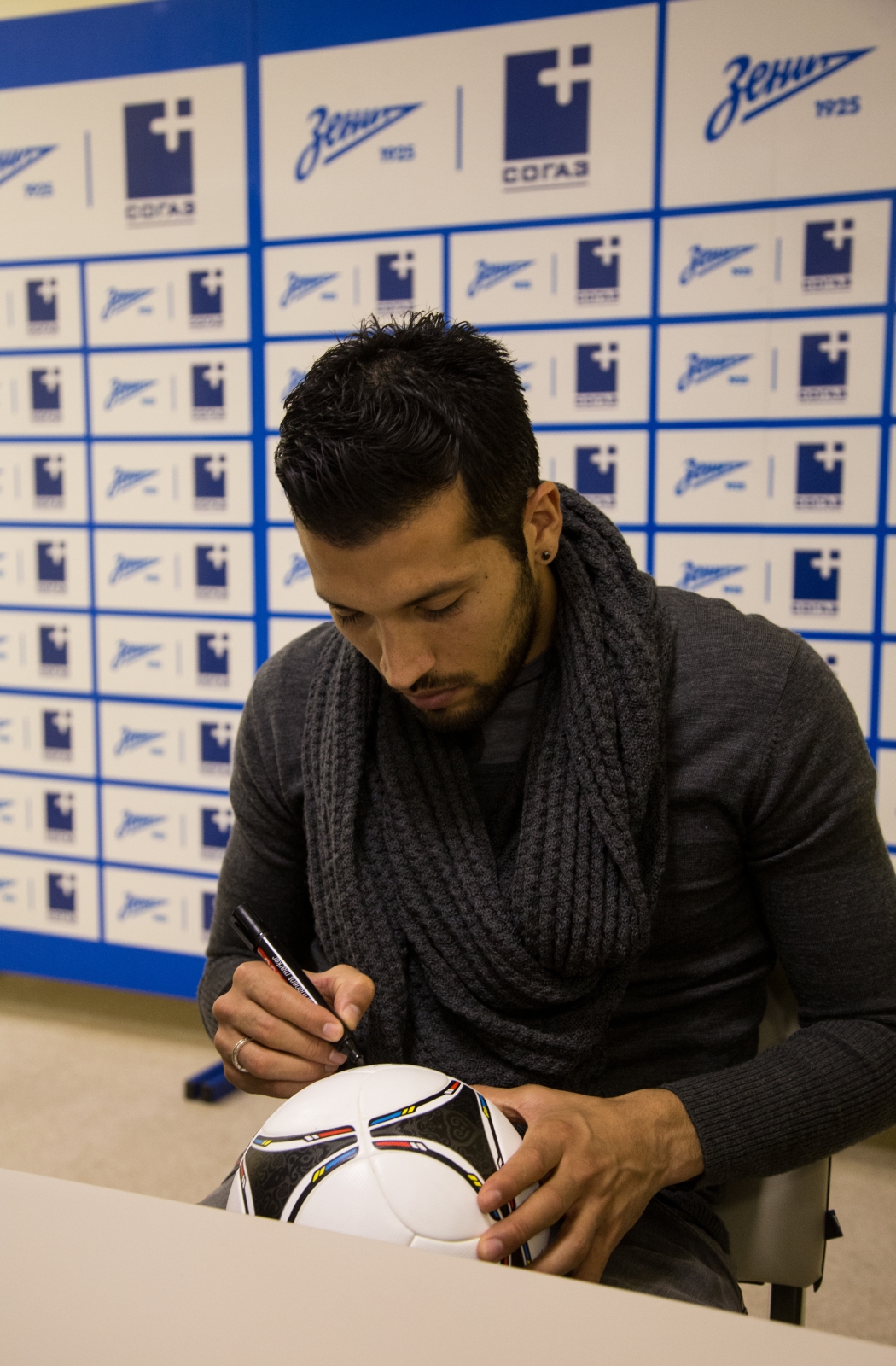 Автограф-сессия Эсекиэля Гарая в медицинском центре «СОГАЗ»