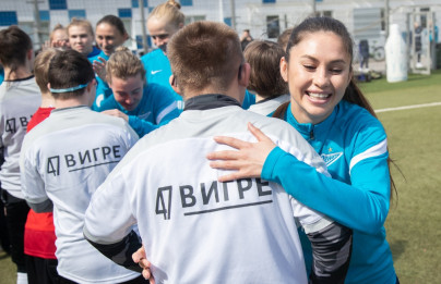 Дети из клуба «47 в игре» на тренировке женской команды «Зенит»